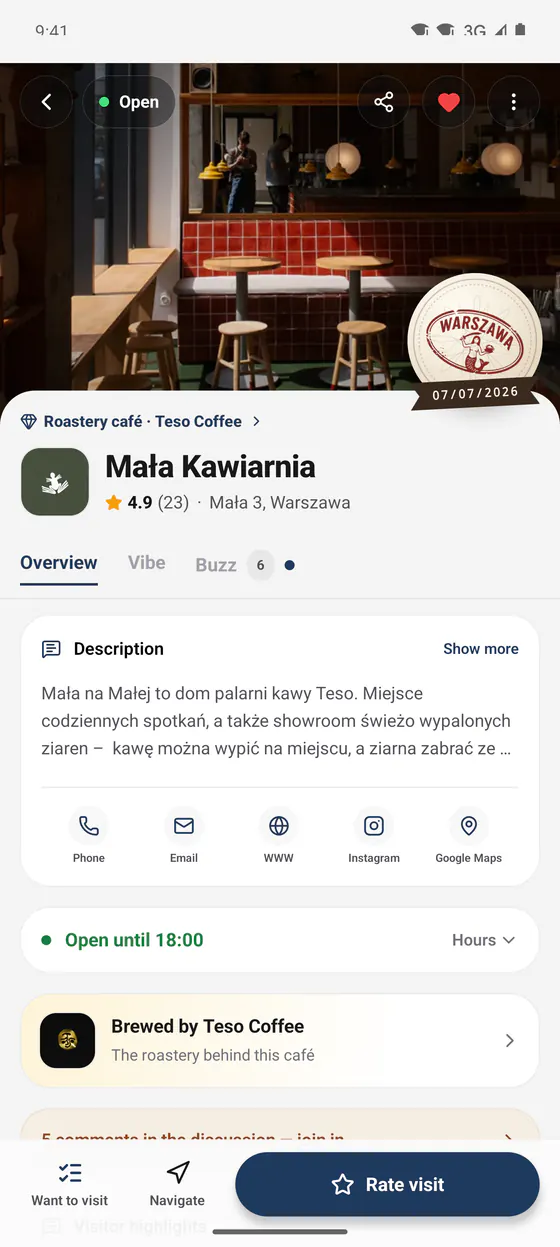 En caféprofil i appen: åben nu, risteriet bag caféen, bedømmelsen og knapper til at gemme den, få rutevejledning og bedømme besøget